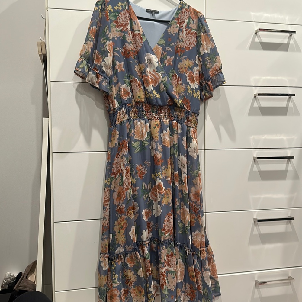 Flowered dress with gathered sleeves